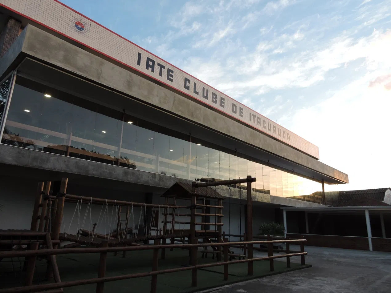 Fachada do Iate Clube de Itacuruçá, sede da academia InfoFit, ao entardecer