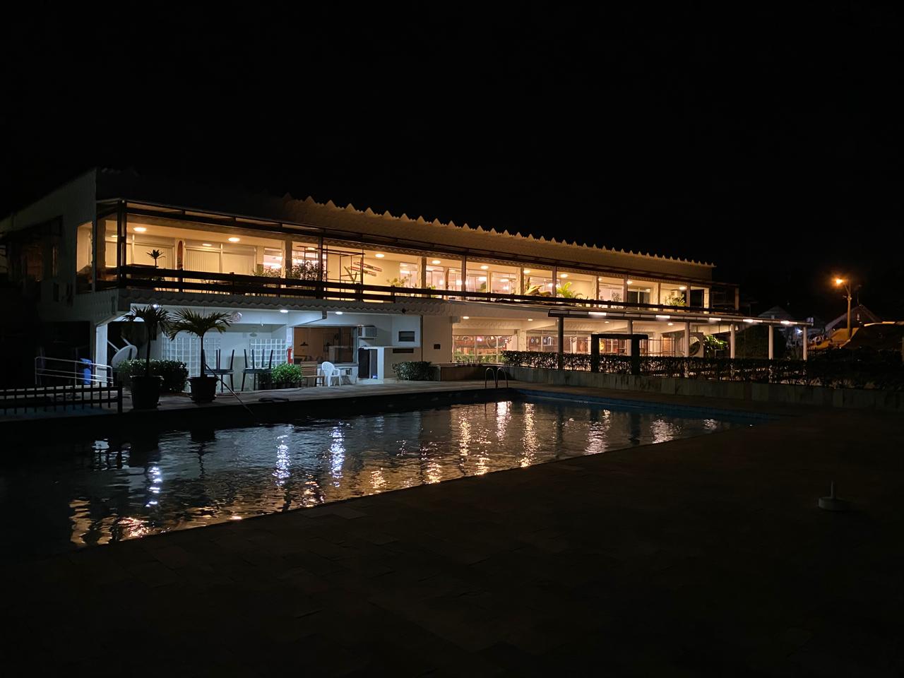 Sede do Iate Clube de Itacuruçá iluminada ao anoitecer