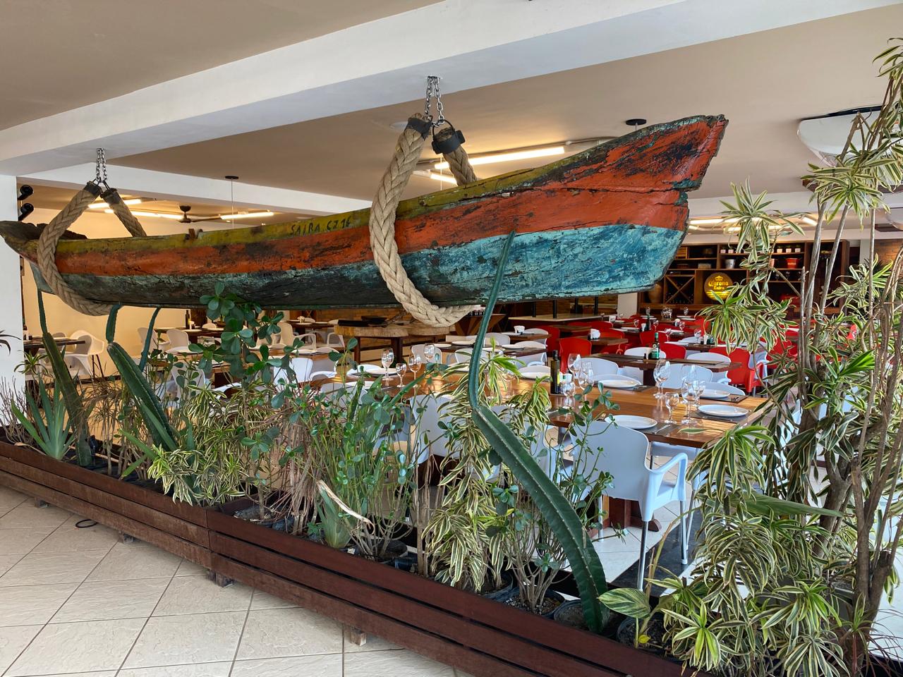 Canoa de madeira em destaque no salão do restaurante do Iate Clube de Itacuruçá